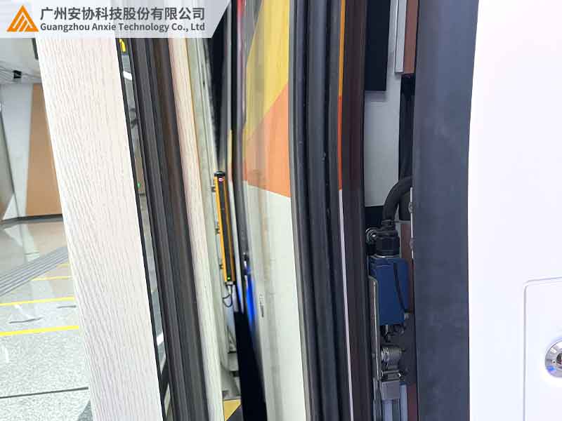 地鐵安全光柵在緊急制動(dòng)中的應(yīng)用